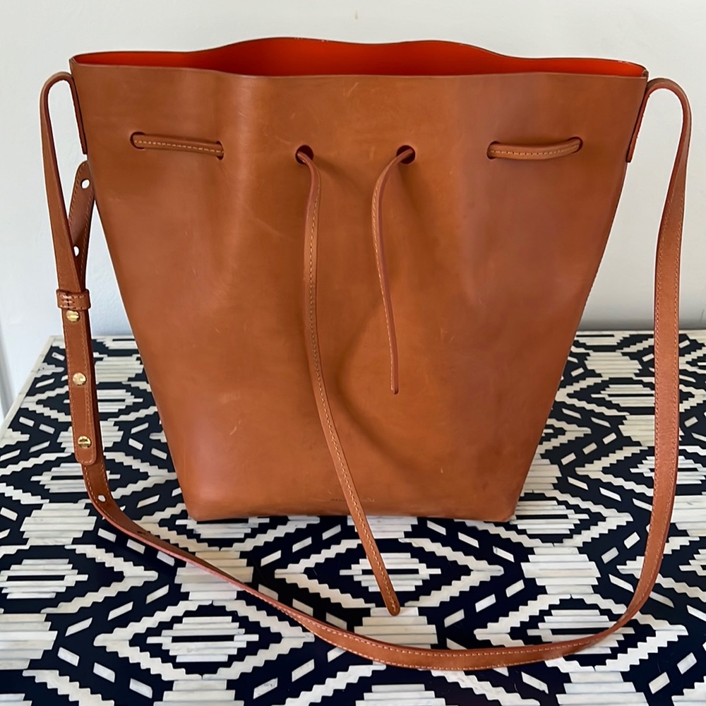 MANSUR GAVRIEL BUCKET BAG. Camel/Orange Leather
